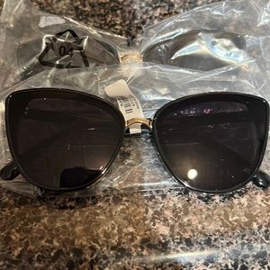 NWT Francesca’s Layla Sunglasses black